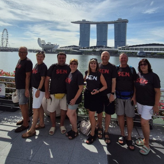 Malá skupinka SEN cestovatelů na prohlídce Singapuru s výhledem na slavný hotel Marina Bay Sands.