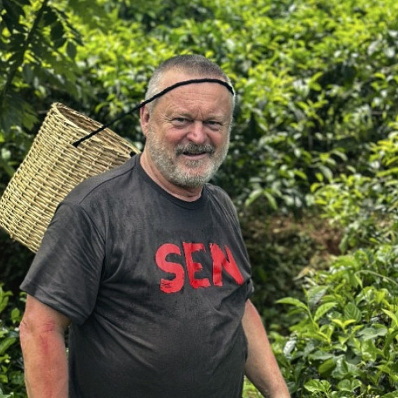 SEN klient při sběru čajových lístků na plantáži na Srí Lance.