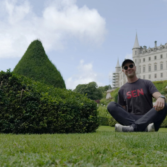 Historický hrad Dunrobin a stejnojmenné zahrady ve Skotsku. 