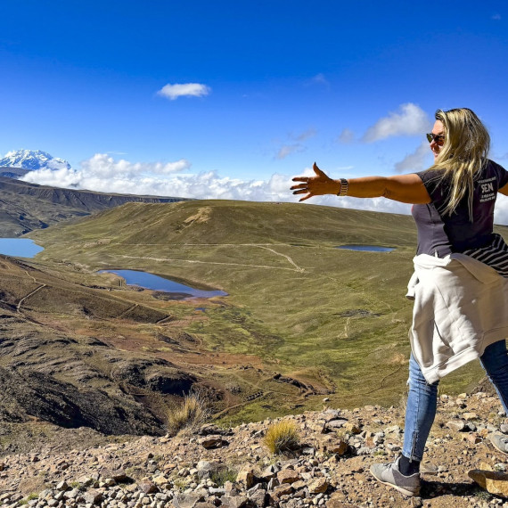 SEN klientka si užívá výhledů na bolivijskou krajinu. 