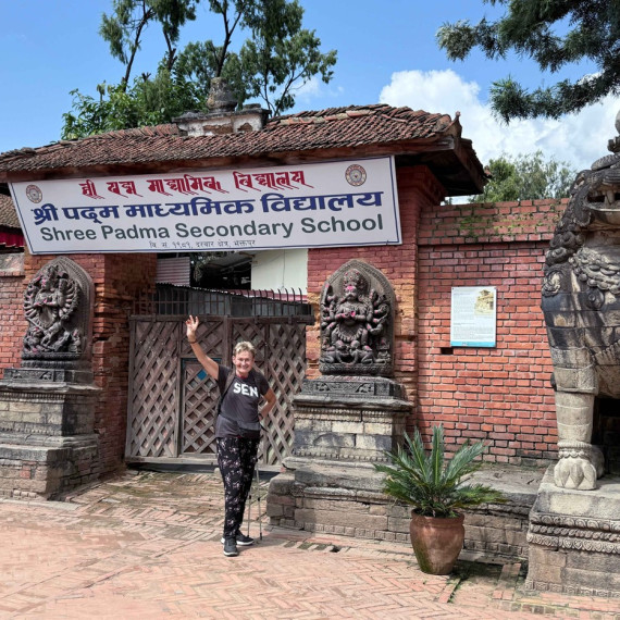 CK SEN klientka zdraví ze školy v Nepálu.