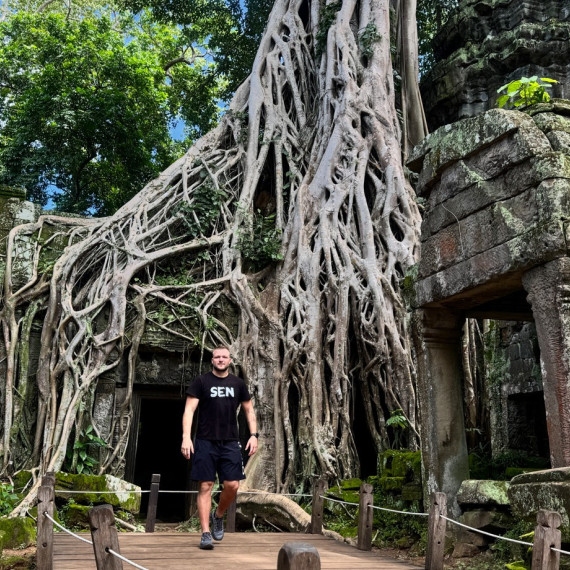 CK SEN ve chrámu Ta Prohm v Kambodži.