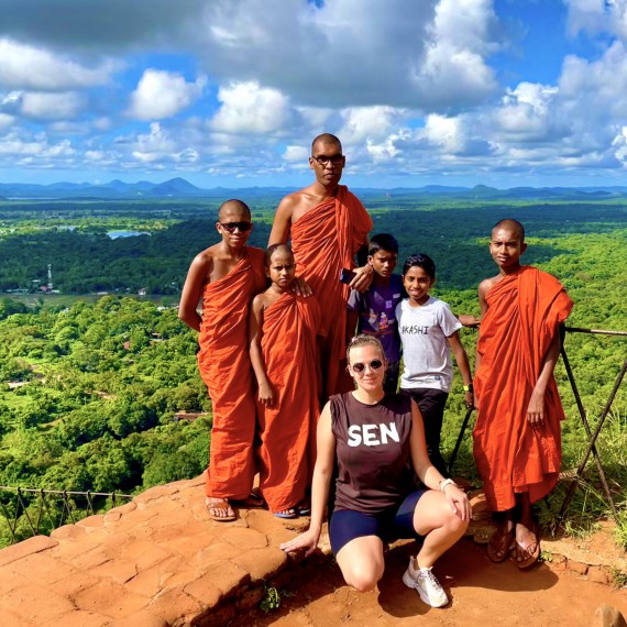 S mnichy na vcholu Sigiriya na Srí Lance
