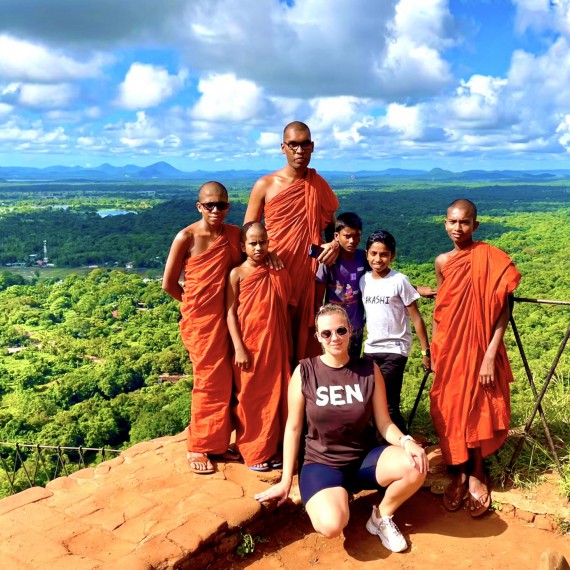 Buddhističtí mniši a SEN na Srí Lance na vrcholu Sigyrie