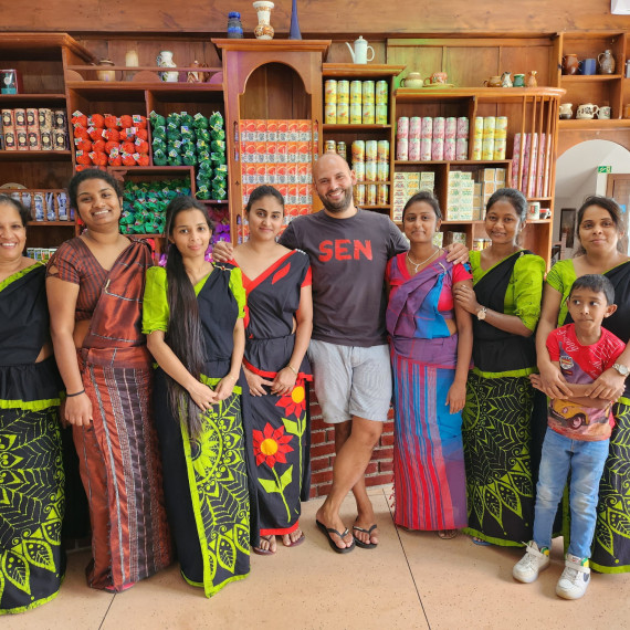 V lokálním čajovém obchůdku na Srí Lance.