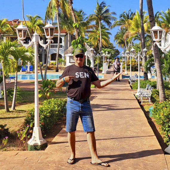 Kubánská pohoda pod palmami – klient si užívá odpočinek v hotelové zahradě.