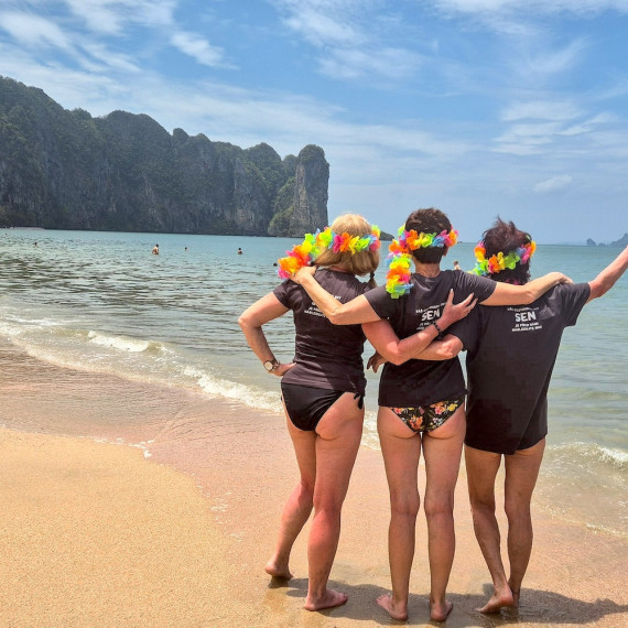 Klientky CK SEN na pláži v Ao Nangu.