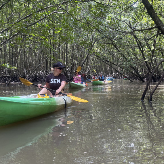 Krabi nenabízí pouze nádherné pláže, ale i zážitky, jakým je třeba projížďka na kajaku.