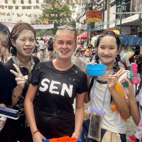 SEN průvodkyně Jana s místními děvčaty při vodním festivalu v Bangkoku.