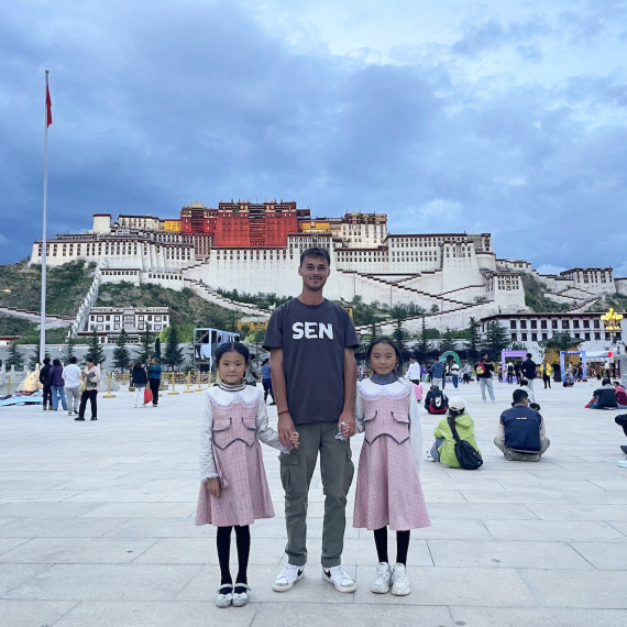 Setkání našeho SEN průvodce s místními dětmi ve Lase s výhledem na palác Potala.