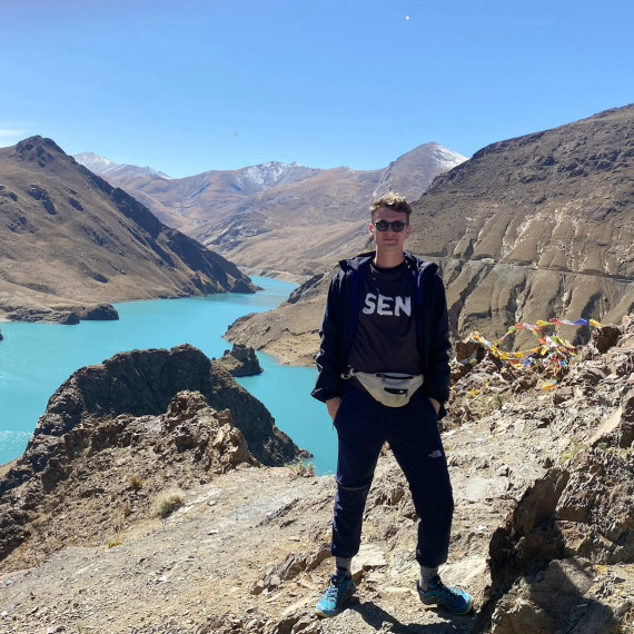 Náš profesionální SEN průvodce u jezera Yamdrok v Tibetu.