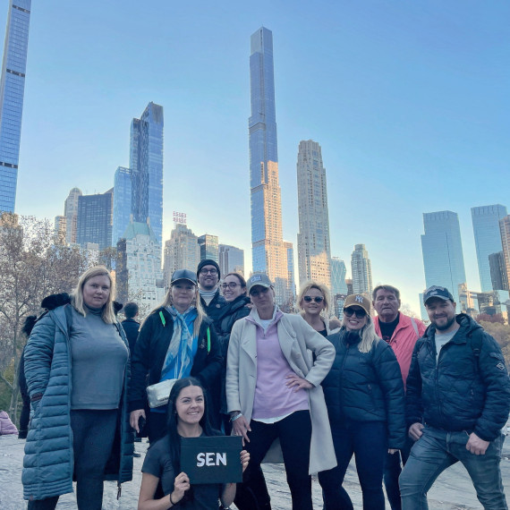 Skupinka SEN klientů v newyorském Central Parku.