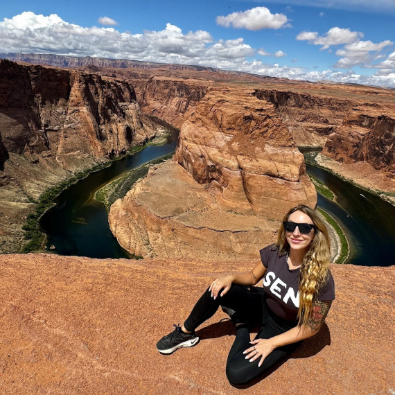 Dechberoucí výhled na zákrut řeky Colorado známý jako Horseshoe Bend s naší průvodkyní.