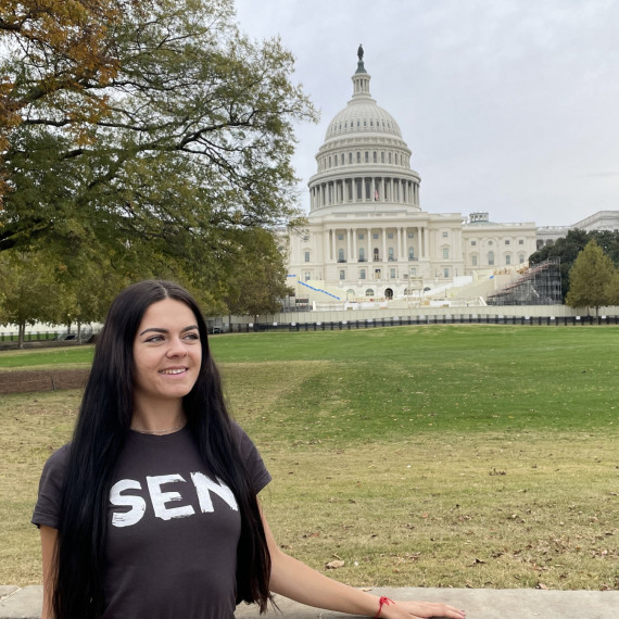 Před světoznámou budovou Kapitolu ve Washingtonu.