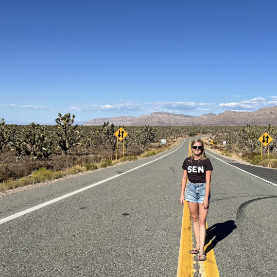 Zastávka při roadtripu USA uprostřed americké krajiny.