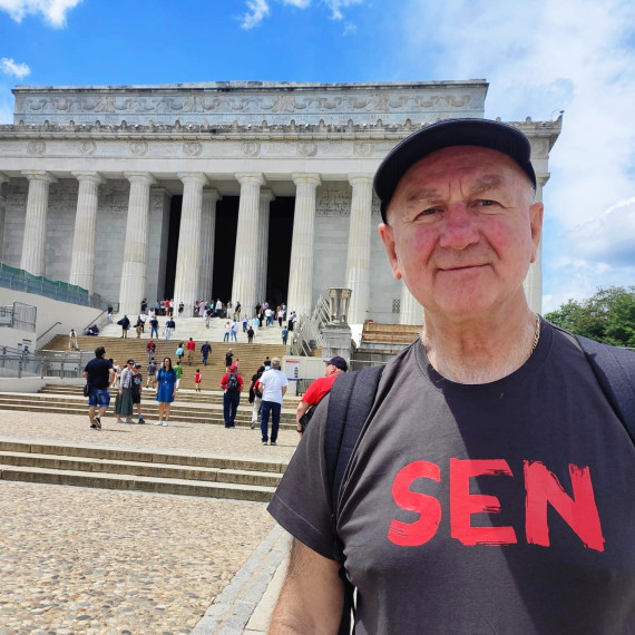 SEN cestovatel u památníku Abrahama Lincolna.