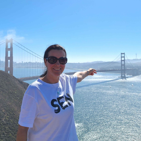 CK SEN klientka v San Franciscu u ikonického mostu Golden Gate.