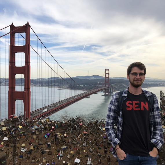 SEN průvodce u Golden Gate Bridge v San Franciscu.