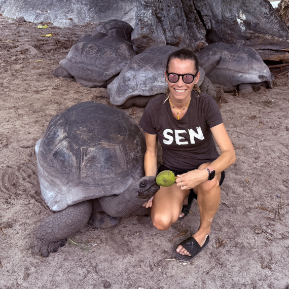 Obří želva s naší průvodkyní CK SEN.