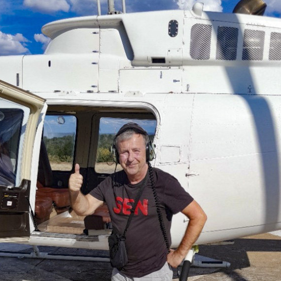 Klient CK SEN před vrtulníkem na vodopádech Victoria.