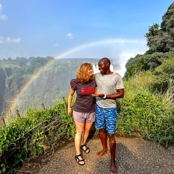Klientka CK SEN na vodopádech Victoria Falls v Zimbabwe.