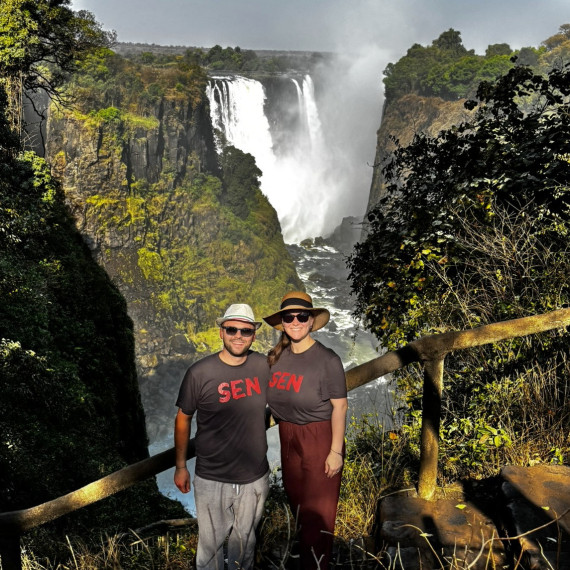 Klienti CK SEN u Viktoriiných vodopádů na hranici mezi Zambií a Zimbabwe.  