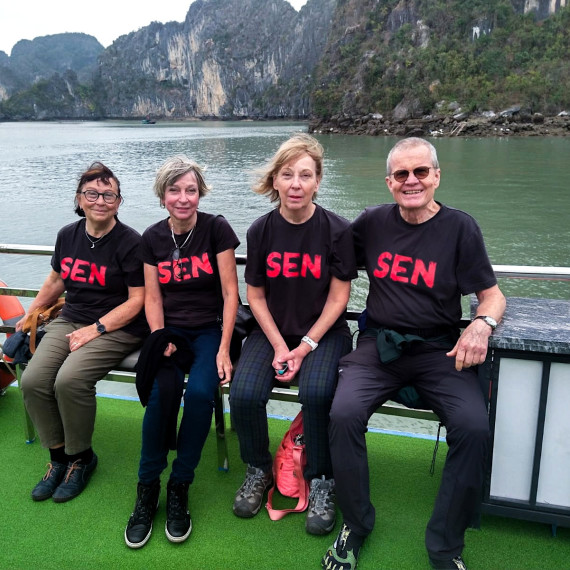 Klienti CK SEN na plavbě po vietnamské Halong Bay.