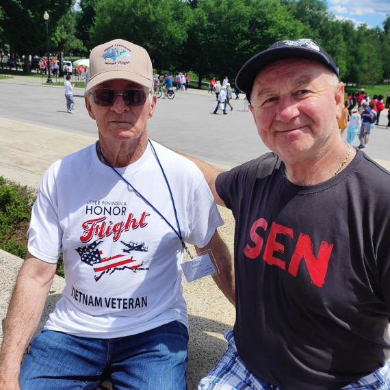 Setkání našeho SEN klienta s vietnamským válečným veteránem během zájezdu.