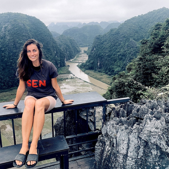 Typická krajina Vietnamu – zelené terasy, mlžné vrcholky a klid venkova.