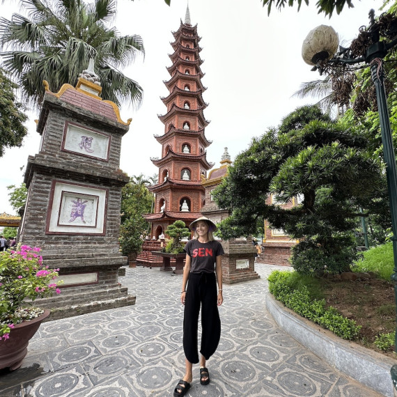 SEN průvodkyně u tradiční pagody v Hanoji – duchovní srdce vietnamské metropole.