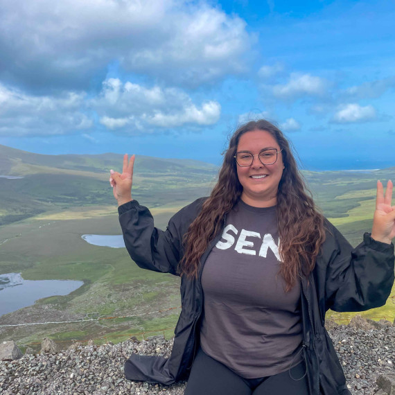 Výhled na irskou krajinu z hory Conor Pass.