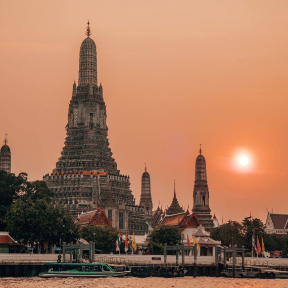 Západ slunce nad chrámem Wat Arun. 