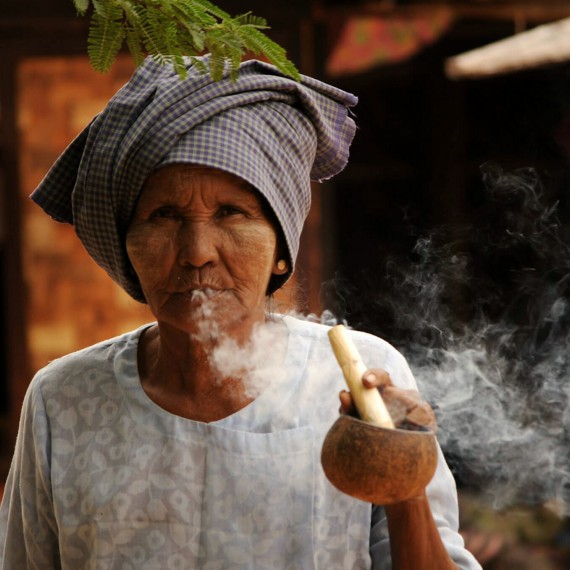 ouTradiční dtníky zde kouří i ženy