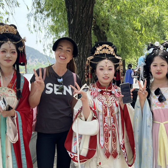 Naše CK SEN průvodkyně v Číně s místními ženami v tradičním oděvu.