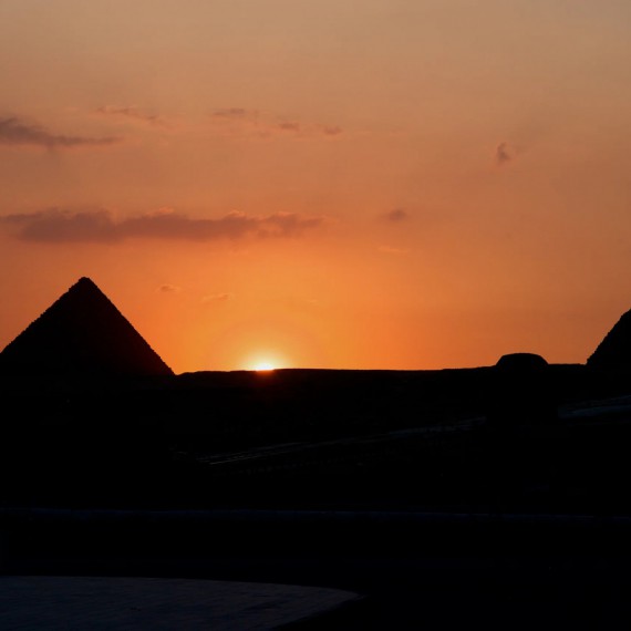 Pohled na pyramidy při západu slunce