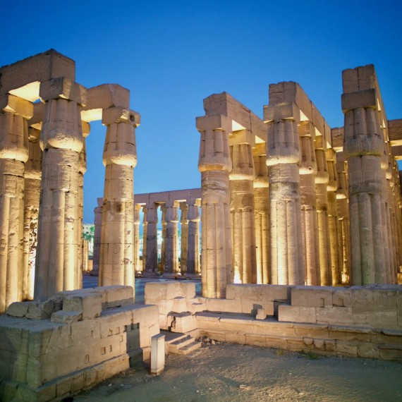 Osvětlený luxorský chrám při západu slunce.