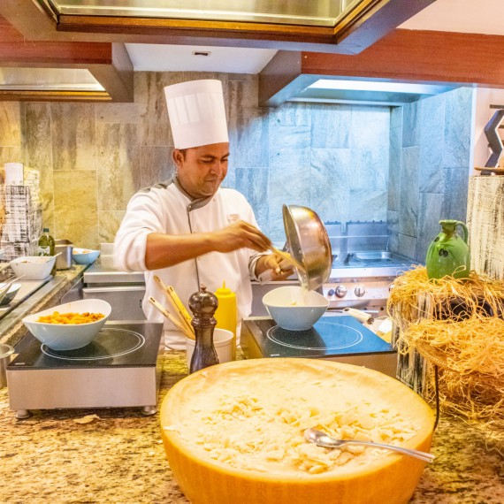 Kuchař v hotelové restauraci 