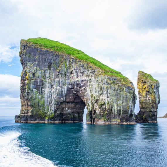 Plavba kolem skalnatých útvarů