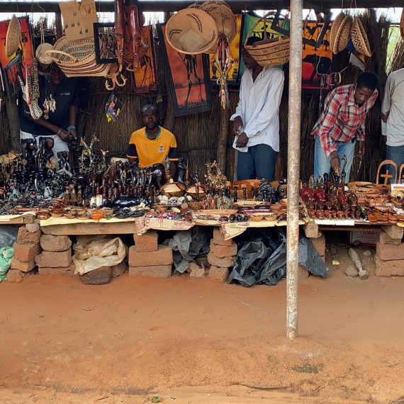 Nákupy suvenýrů na tradičním trhu