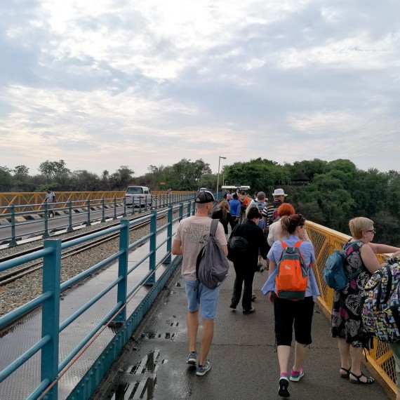 Přechod hranice Zambie a Zimbabwe 