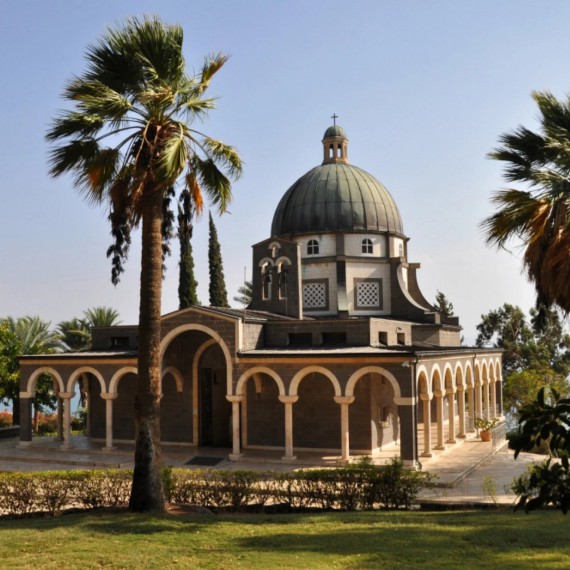 Hora Blahoslavenství se zdvihá nad Genezaretským jezerem