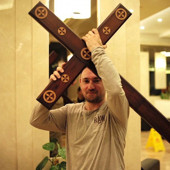 Zkusíte si vzít na začátku Křížové cesty vlastní kříž a přejít s ním až na Golgotu?