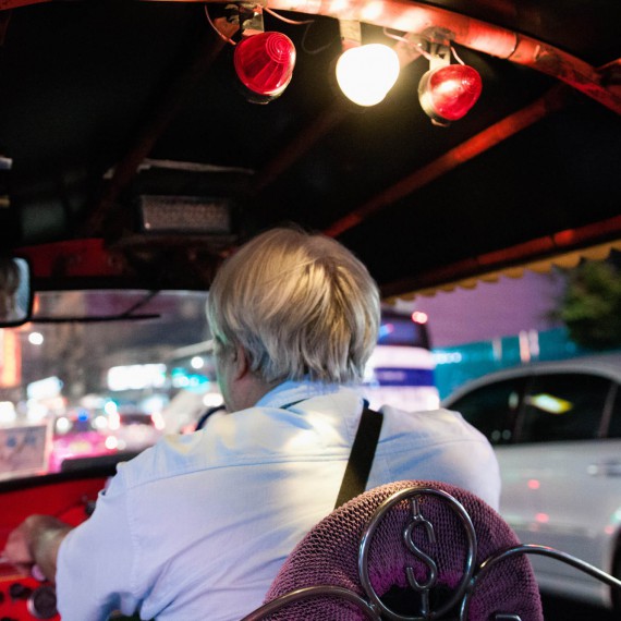 Jízda tuktukem v noci je obrovský zážitek. 