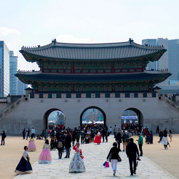 Královský palác Gyeongbokgung s barevným střídáním stráží u hlavní brány