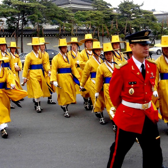 Čestná stráž pochoduje k bráně, kde proběhne ceremoniál výměny.