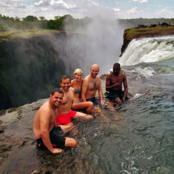 Koupání ve Viktoriiných vodopádech