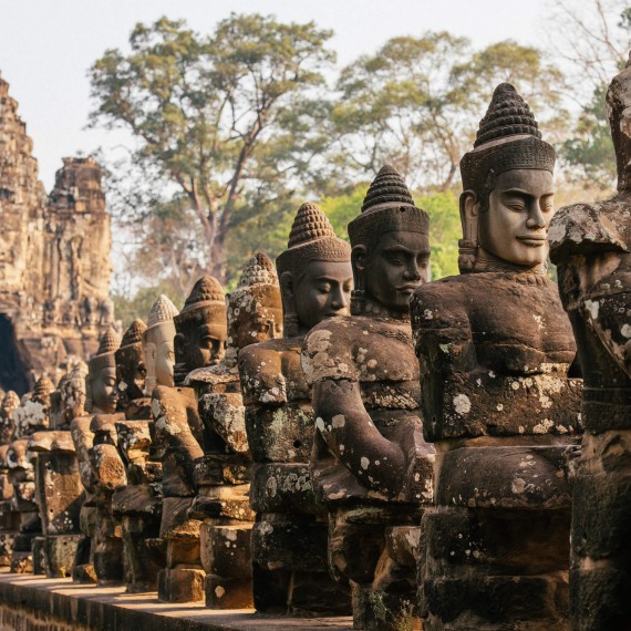 Bohové a démoni na mostě před branou do Angkor Wat 