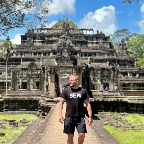 Prohlídka historického chrám Baphuon v Kambodži.