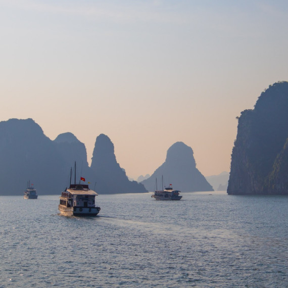 Vietnamské lodě v Ha Long Bay