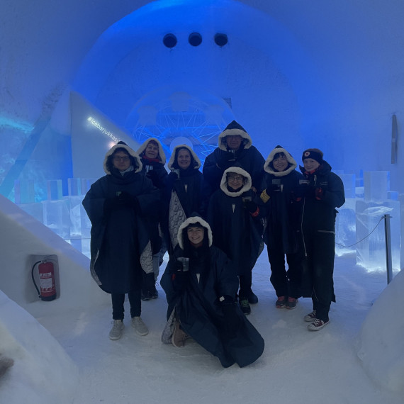 Skupina SEN klientů na návštěvě ledového baru na Lofotech, unikátní zážitek.